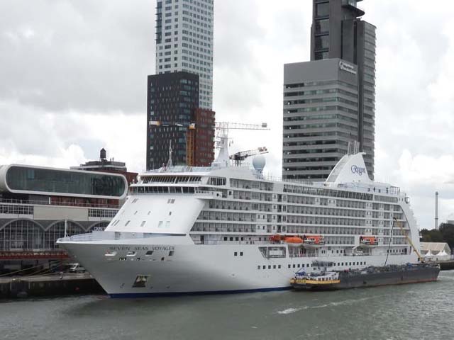 Seven Seas Voyager aan de Cruise terminal Rotterdam